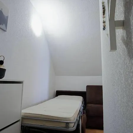 Apartment Studio Charmant Avec Vue Sur Les Montagnes De Et Saint Anastaise 25 M² Balcon